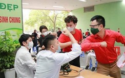 Xuân Bắc, Tự Long: Hồ hởi hiến máu, tất bật gói gạo hỗ trợ người nghèo
