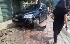 Video: Kinh hoàng cảnh ô tô bất ngờ tông bay hai người đang đứng ven đường