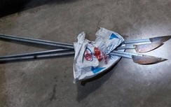 Chốt kiểm dịch Covid-19 bắt giữ 2 thanh niên xăm trổ cầm 4 giáo dài