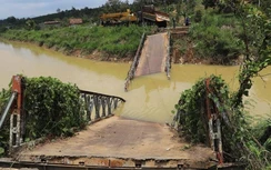 Xe chở cát gần 20 tấn đi qua cầu 5 tấn khiến cầu sập, xe rơi xuống mương