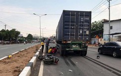 Xe máy chở 2 mẹ con va chạm xe container, người mẹ chết thảm