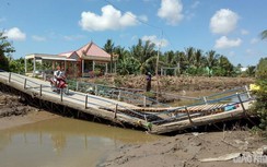 Tài xế xe tải thoát chết khi cầu Cống Xìa đổ sập xuống kênh