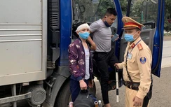 Ngất lịm bên đường, nam thanh niên được CSGT giúp đỡ về quê