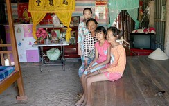 Ba trẻ mồ côi nương náu hai thân già bệnh tật