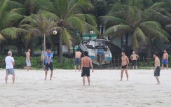 Hết hạn cách ly xã hội, người dân Đà Nẵng nô nức tắm biển, vui chơi