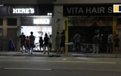 Người dân đất nước giàu nhất Đông Nam Á khốn khổ xếp hàng dài chờ cắt tóc