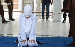 Video: Cặp nam nữ bị phạt đánh đòn vì quên khẩu trang khi ra đường