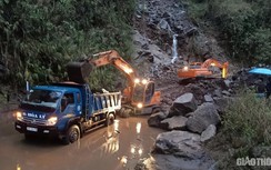 Mưa lớn gây sạt lở, ùn tắc giao thông trên quốc lộ 279D ở Lai Châu