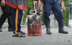 Xe tải chở hàng và bình gas bốc cháy dữ dội, tài xế đạp cửa thoát thân