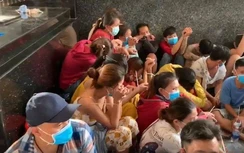 Bắt hàng chục người đánh bạc trong căn nhà không số giữa mùa dịch