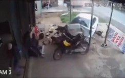 Hãi hùng ô tô bốc cháy lao vào nhà dân, 2 người may mắn thoát nạn