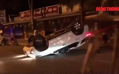 Video: Ô tô lật ngửa giữa đường sau cú tông cực mạnh, khói bụi mịt mù