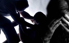 2 cô gái ngủ say trong phòng trọ bị người đàn ông lột quần áo dâm ô