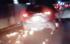 Xe Mazda CX5 gây tai nạn rồi bỏ chạy, cuốn xe đạp điện vào gầm toé lửa