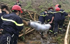 Tai nạn 4 người chết ở Tam Đảo: Thòng dây, dùng cửa xe làm cáng cứu nạn