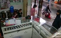 Video: Tài xế xe máy suýt mất mạng vì "cái bẫy" chết người đặt giữa đường