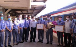 Đường sắt khen thưởng tổ tàu SE4 hỗ trợ khách sinh "mẹ tròn con vuông"