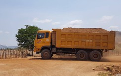 Xe chở cát phá nát đường liên xã, "tung tăng" trên quốc lộ ở Chư Sê