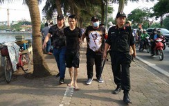 Cảnh sát huy động nhiều cano vớt kẻ trộm xe máy sắp kiệt sức dưới hồ Tây