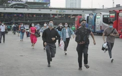 "Thi chạy" để lấy chỗ lên xe khách về quê trước dịp nghỉ lễ 30/4