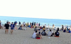 Nghỉ lễ, vô tư tụ tập tắm biển, ngó lơ khẩu trang