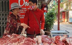 Giá thịt lợn hôm nay 30/4: Dân so giá trên tivi, tiểu thương ế cả loạt