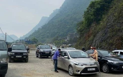 Chốt kiểm dịch trên QL6 quay cuồng vì lượng khách đến Sơn La tăng không ngờ