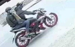 Tin pháp luật mới nhất 1/5: Truy tìm 2 kẻ xịt hơi cay cướp tiệm vàng