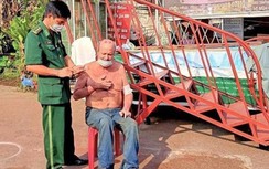 Giảng viên người Mỹ nhảy xuống sông Sài Gòn để tìm tài sản