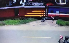 Video: Hai thanh niên suýt mất mạng vì định "cắt mặt" tàu hỏa