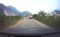 Video: Cái kết đắng của tài xế xe máy cố tình vượt ẩu