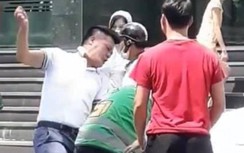 Video: Người đàn ông đi ô tô trút "mưa đòn" vào tài xế grabbike