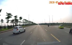 Video: Cú "tạt đầu" cực hiểm của taxi khiến xe tải "đo đường"