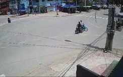 Video: Kinh hoàng cảnh thanh niên không đội mũ, vượt đèn đỏ gây tai nạn
