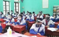 Thứ trưởng GD&ĐT: Học sinh đội mũ che giọt bắn chỉ là sáng tạo ở địa phương