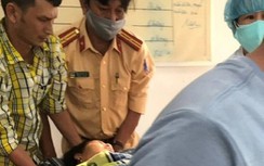 Hai CSGT không ngại nguy hiểm cứu sống người phụ nữ nhảy cầu Trường Tiền