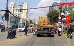 Video: Đôi nam nữ thoát chết khi bị thanh niên đạp vào bánh xe container