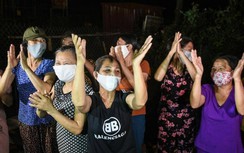 Dân Hạ Lôi rớm nước mắt ngày dỡ cách ly: Hoa hỏng hết, còn người là may rồi