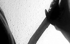 Nghi ngoại tình, nam thanh niên đâm vợ nhiều nhát rồi tự sát