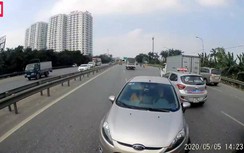 Nữ tài xế lao ô tô vào đường ngược chiều rồi chắp tay "vái" người đi đúng