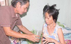 Nước mắt người đàn ông nhìn vợ nằm liệt giường