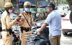 Tài xế "ma men" giật mình vì bị CSGT tuần lưu bắt phạt ngay trong phố cổ