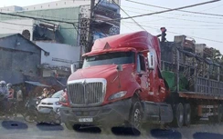 Video: Tài xế xe máy đi ẩu may mắn thoát chết nhờ cú phanh gấp của ô tô tải