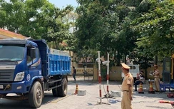 Bắt giữ 2 xe tải ben cơi thùng chở cát lậu, quá tải “khủng”