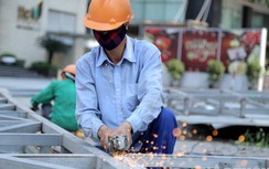 Người lao động gồng mình mưu sinh dưới cái nắng "cháy da" của Hà Nội