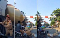 Video: Nam thanh niên tông thẳng vào CSGT để "thông chốt"