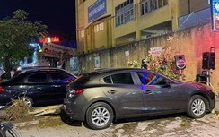 Video: Tài xế đạp nhầm chân ga, ô tô qua mặt nhiều xe máy lao thẳng vỉa hè