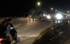 Video: Thót tim cảnh xe đầu kéo mất lái tông nát dải phân cách trên QL1A