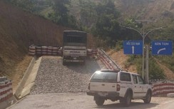 3 người ôm nhau khóc trên cabin, thoát chết nhờ hốc cứu nạn ở đèo Lò Xo