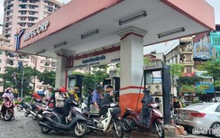 Sức mua tăng vọt trước dự báo giá xăng tăng trở lại vào ngày mai